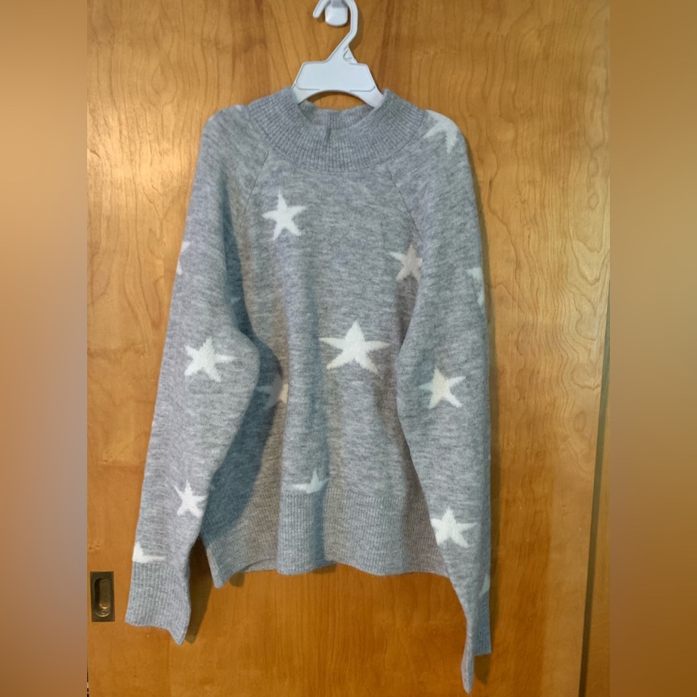NWT Grey w/white star print women’s sweater